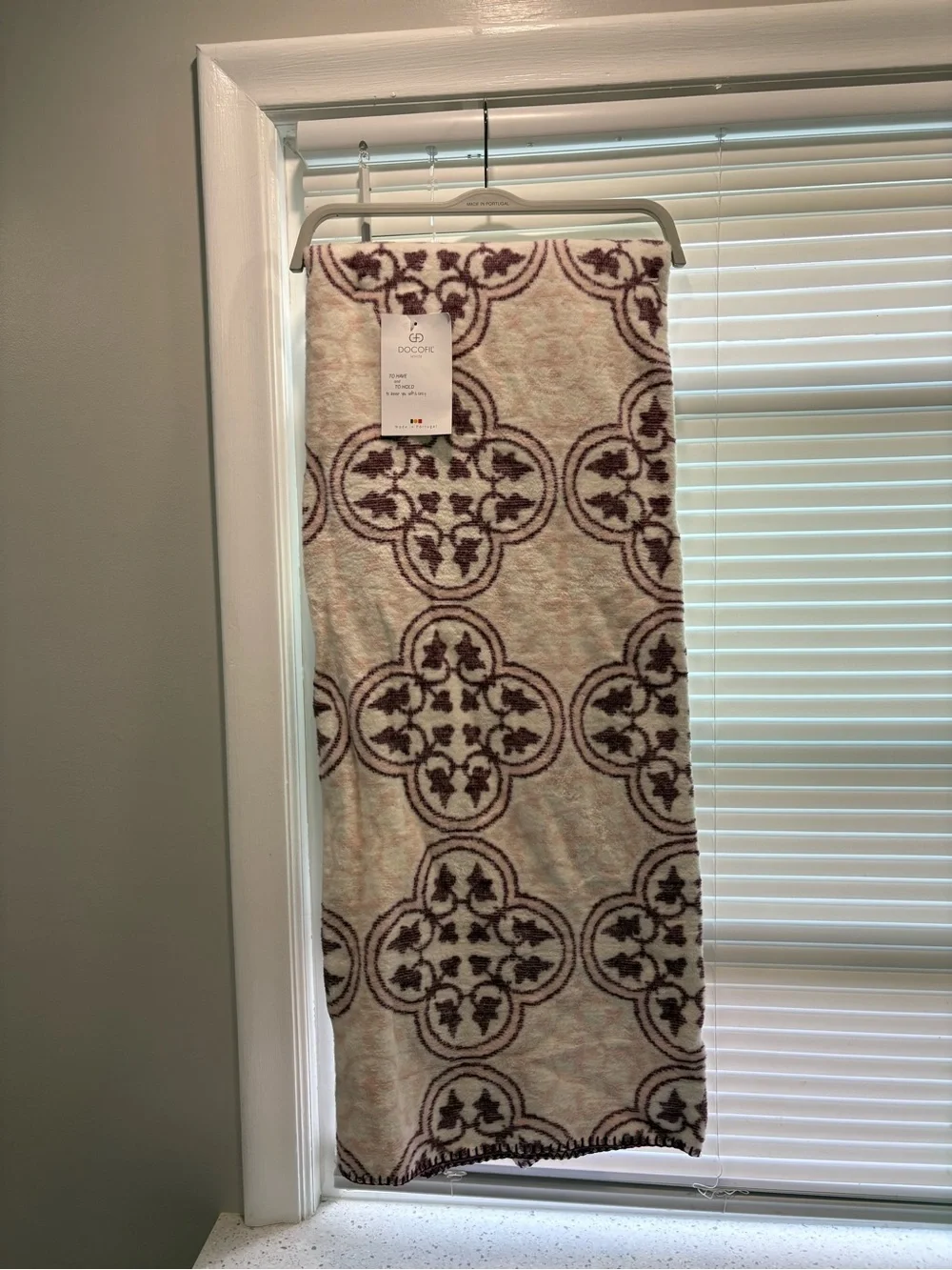 NEW Docofil Reversible Pink and Cream Soft Blanket- medallion floral pattern